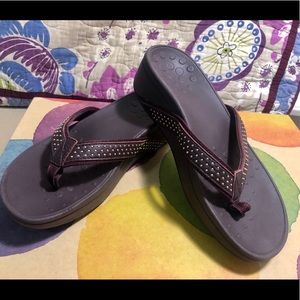 Vionic burgundy flip flops